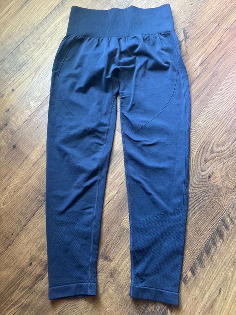 NWOT HALARA navy blue, butt scrunch, tummy control leggings